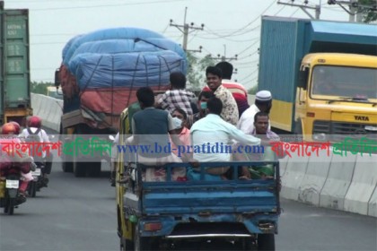 বিভিন্ন পন্থায় বাড়ি ফিরছে মানুষ, মার্কেটে উপচেপড়া ভিড়
