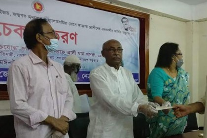নেত্রকোনায় সমাজকল্যাণ মন্ত্রণালয়ের ৯৮ লাখ টাকার চেক বিতরণ