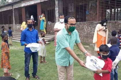 নেত্রকোনায় পথশিশুদের মাঝে ঈদ সামগ্রী বিতরণ 