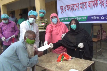 জয়পুরহাটে কর্মহীনদের মাঝে সুরক্ষা সামগ্রী ও নগদ অর্থ বিতরণ