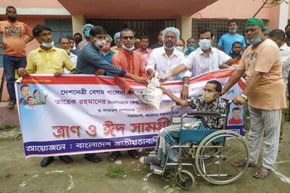 জামালপুরে জেলা যুবদলের উদ্যোগে ত্রাণ ও ঈদ সামগ্রী বিতরণ 