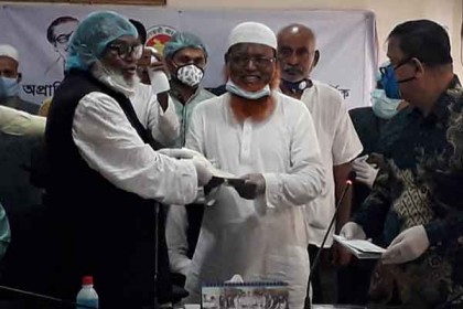 কালিয়াকৈরে শ্রমিকদের পরিবারের মাঝে সাড়ে ২২ লক্ষাধিক টাকার চেক প্রদান