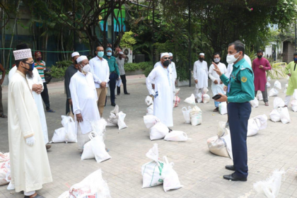 চট্টগ্রামে ইমাম মুয়াজ্জিনদের পাশে পুলিশ

  