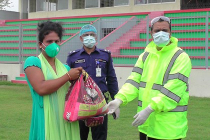 কুড়িগ্রামে হিজরা সম্প্রদায়ের মাঝে ত্রাণ দিলেন এসপি