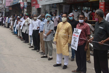 রংপুরে করোনা রেড জোন ঘোষণা করে ব্যবসা প্রতিষ্ঠান বন্ধের দাবি


