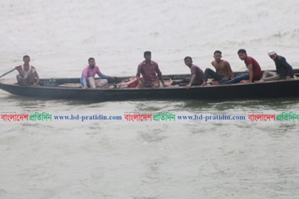 ঈদে ঘরমুখী যাত্রী বোঝাই ট্রলার ডুবি পদ্মায়