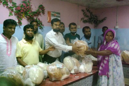 বগুড়ায় এমপি মোশারফের পক্ষে ঈদসামগ্রী বিতরণ