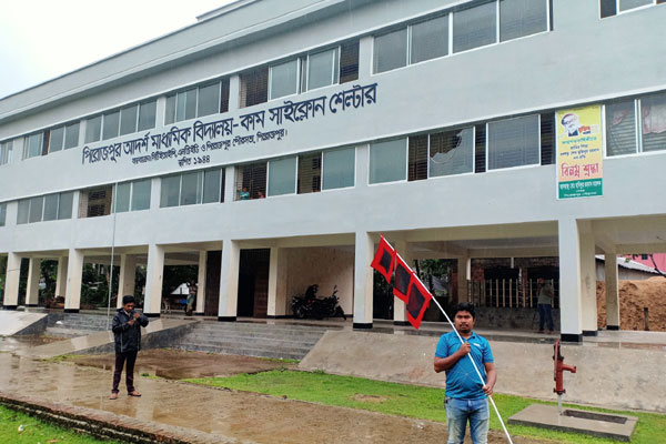 ঘূর্ণিঝড় আম্ফান: পিরোজপুরে আশ্রয়কেন্দ্র যেতে শুরু করেছে মানুষ