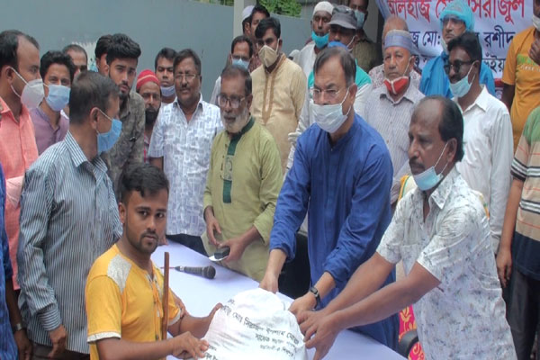 শিবপুরে ৬ হাজার দুস্থ মানুষের মধ্যে খাদ্যসামগ্রী বিতরণ