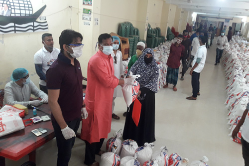 একরাম চৌধুরীর পক্ষে চার হাজার মানুষের মাঝে খাদ্যসামগ্রী বিতরণ