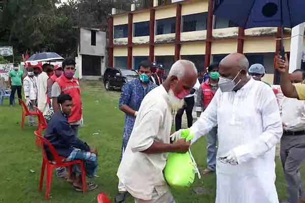 এক হাজার কর্মহীন মানুষের মাঝে সমাজকল্যাণ প্রতিমন্ত্রীর ঈদ সামগ্রী বিতরণ