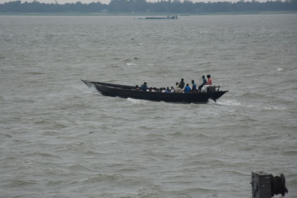 ফেরি বন্ধ থাকায় ঝুঁকি নিয়ে ট্রলারে পদ্মা পাড় হচ্ছে যাত্রীরা
