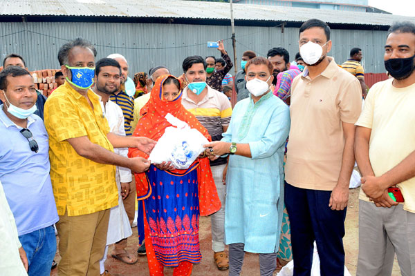 বগুড়ায় ৩ হাজার মানুষের
হাতে ঈদ সামগ্রী প্রদান 