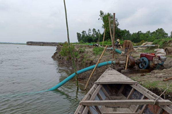তিস্তায় বোমা মেশিনে বালু উত্তোলন, ঝুঁকিতে সলেডি স্প্যার বাঁধ