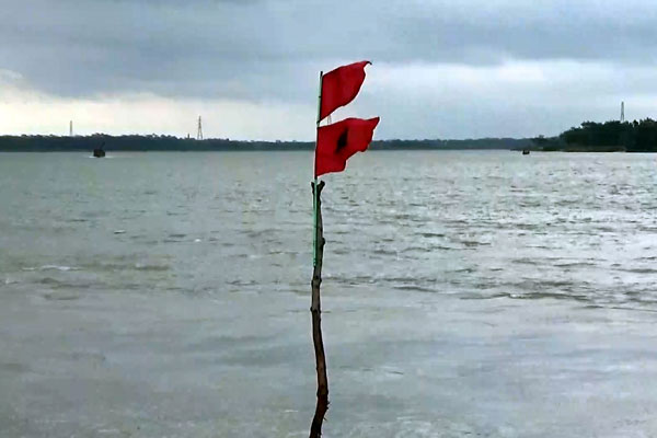 
ঝালকাঠিতে আম্ফানের প্রভাবে ঝড়-বৃষ্টি; নদীতে পানি বাড়ছে

