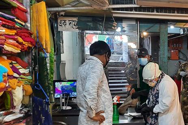 চট্টগ্রামে ব্যবসায়ীদের ‘ভোর মার্কেট’ কৌশল


