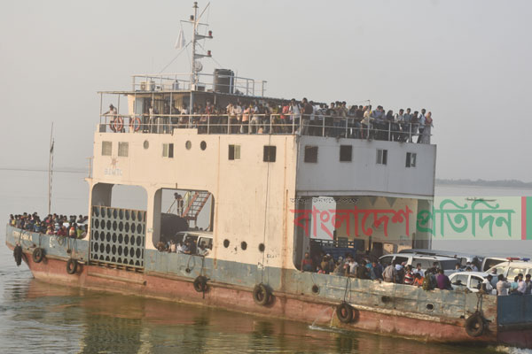 যাত্রীবাহী ফেরি দৌলতদিয়া ঘাটে ভেড়াতে দেননি এসপি