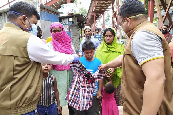 ময়মনসিংহে পথশিশুদের মাঝে নতুন পোশাক বিতরণ

