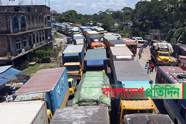 ঢাকা-চট্টগ্রাম মহাসড়কে ব্যাপক যানজট, পায়ে হেঁটে বাড়ি ফিরছে মানুষ