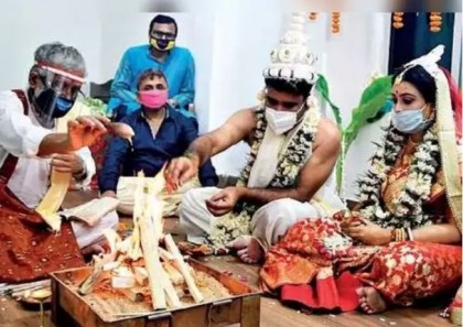 লকডাউনের মধ্যে মাস্ক পরে বিয়ের পিঁড়িতে বর-কনে
