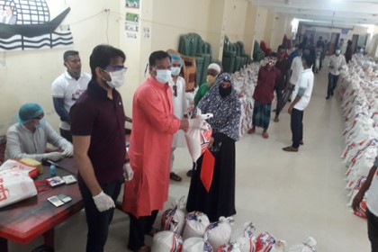 একরাম চৌধুরীর পক্ষে চার হাজার মানুষের মাঝে খাদ্যসামগ্রী বিতরণ