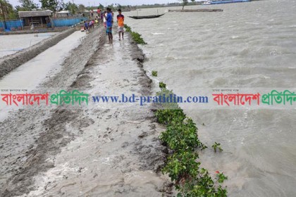 খুলনায় পাউবো’র বেড়িবাঁধ ছাপিয়ে লোকালয়ে ঢুকছে জোয়ারের পানি