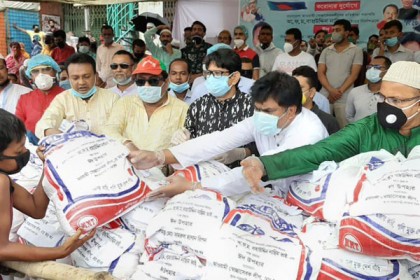 ৬০০ মানুষের হাতে খাদ্যসামগ্রী তুলে দিলো স্বেচ্ছাসেবক লীগ 