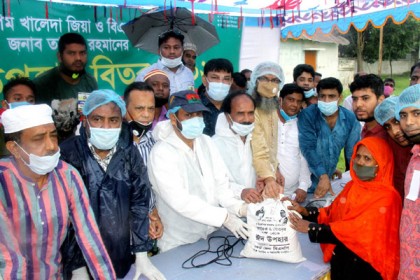 বগুড়ায় কর্মহীন পরিবারে বিএনপির ঈদ সামগ্রী বিতরণ

