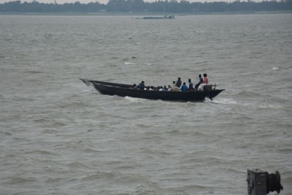 ফেরি বন্ধ থাকায় ঝুঁকি নিয়ে ট্রলারে পদ্মা পাড় হচ্ছে যাত্রীরা
