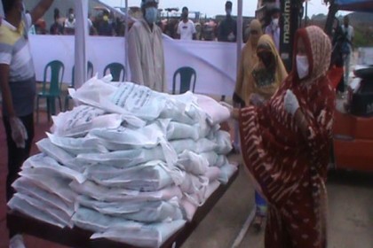 নরসিংদীতে দুস্থদের মধ্যে সেনাবাহিনীর ত্রাণসামগ্রী বিতরণ 

