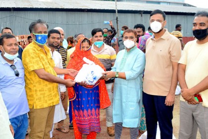 বগুড়ায় ৩ হাজার মানুষের
হাতে ঈদ সামগ্রী প্রদান 