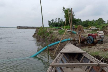 তিস্তায় বোমা মেশিনে বালু উত্তোলন, ঝুঁকিতে সলেডি স্প্যার বাঁধ