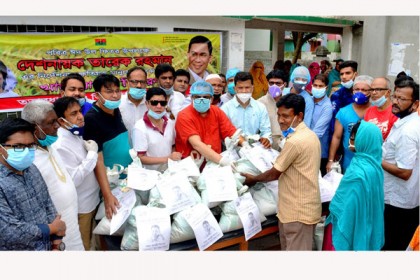 বগুড়ায় ভিপি সাইফুলের ঈদসামগ্রী বিতরণ