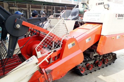 এবার ভুট্টা কাটা-মাড়াই শেষে বস্তাবন্দি করবে ‘মিডিয়া কম্বাইন্ড হারভেস্টার’