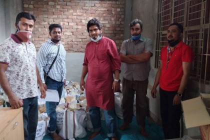 বগুড়া জিলা স্কুলের ৯৮ ব্যাচের শিক্ষার্থীরা ১৪৫ পরিবারকে দিল উপহার সামগ্রী