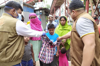 ময়মনসিংহে পথশিশুদের মাঝে নতুন পোশাক বিতরণ

