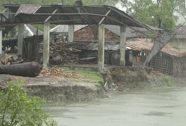 সাতক্ষীরা উপকূলে ঘূর্ণিঝড় আম্ফানের তাণ্ডব, ১ জনের মৃত্যু