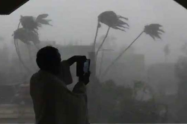 সকাল পর্যন্ত সাইক্লোন স্ট্যাটাস ধরে রাখবে আম্ফান