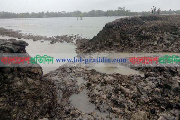 খুলনায় বেড়িবাঁধে ভাঙন, ব্যাপক ক্ষয়ক্ষতি