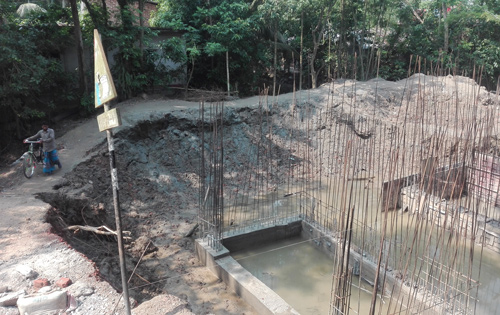 ব্রিজের নির্মাণ কাজে ধীরগতি, দুর্ভোগে ১২ গ্রামের মানুষ