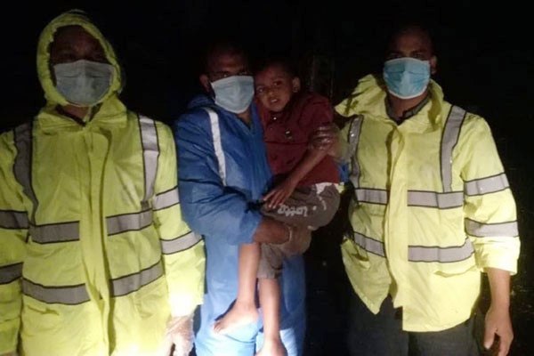 পুলিশের সহায়তার অপহৃত সন্তানকে ফেরত পেলেন বাবা