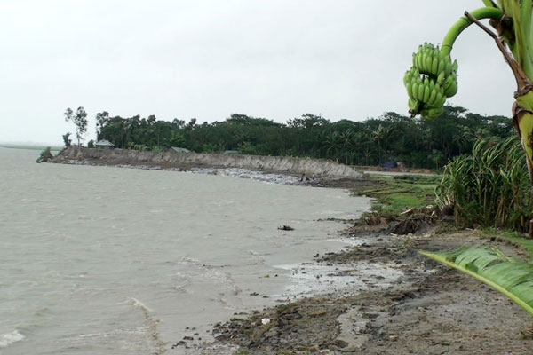 লক্ষ্মীপুরে ভেঙ্গে গেছে নদী তীর রক্ষা বাঁধ