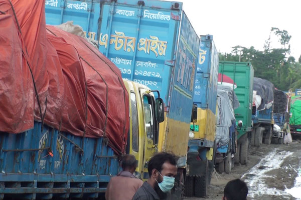 ফেরি চলাচল বন্ধ; লক্ষ্মীপুরে আটকা পণ্যবাহী শতাধিক ট্রাক