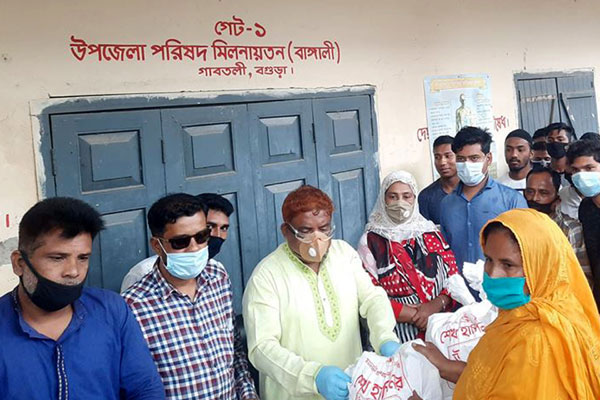 বগুড়ায় কর্মহীনদের 
ঈদ সামগ্রী প্রদান
