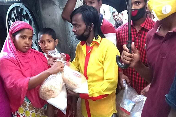 ১০০ পরিবারকে হিরো আলমের 'ঈদ উপহার'