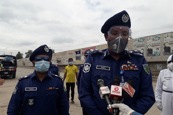 'ঢাকার বাইরে কাউকে যেতে দেওয়া হবে না' 