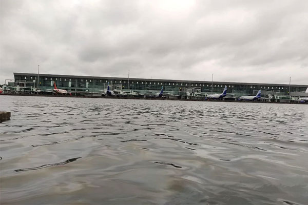 আম্ফানের তাণ্ডব : কলকাতা বিমানবন্দর নয় যেন এক নদী!
