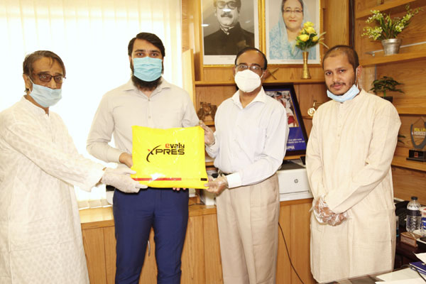 ৯৯৯ কর্তৃপক্ষকে স্বাস্থ্য সুরক্ষা সামগ্রী দিল ইভ্যালি