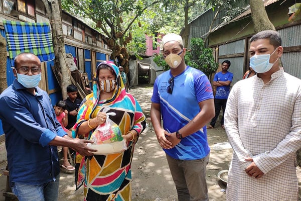 তৃতীয় লিঙ্গের মানুষদের মাঝে ঢাবি শিক্ষার্থীর ঈদসামগ্রী উপহার