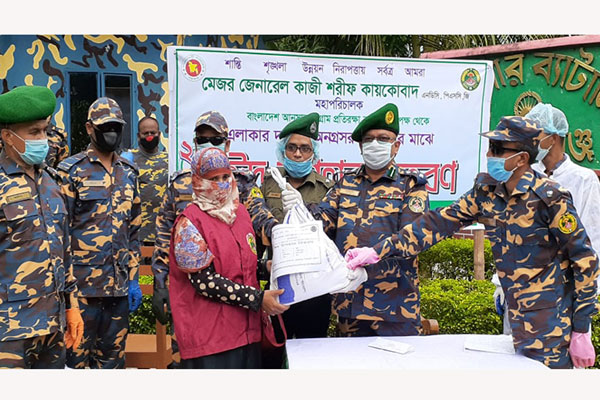 মিরসরাইয়ে শতাধিক পরিবারের মাঝে ঈদ উপহার